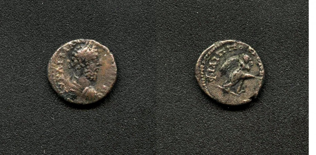 (№ ……) 6.2. МАРК АВРЕЛИЙ (161 - 180г. сл.Хр.)
АЕ 18;   4,6гр.
А.  АV К АІ МА……  (бюст на императора с лавров венец надясно)
R.   ΦΙΛΙΠΠΟПО…. (Гений на смъртта надясно, подпрян на колона.)